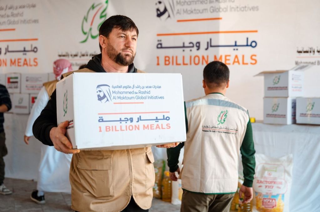 محمد بن راشد يشيد بدور كوادر العمل الإنساني في يومهم العالمي