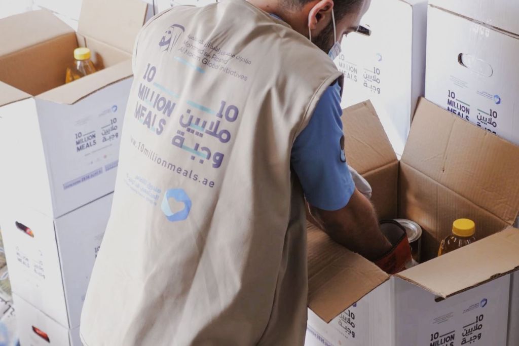 محمد بن راشد يشيد بدور كوادر العمل الإنساني في يومهم العالمي