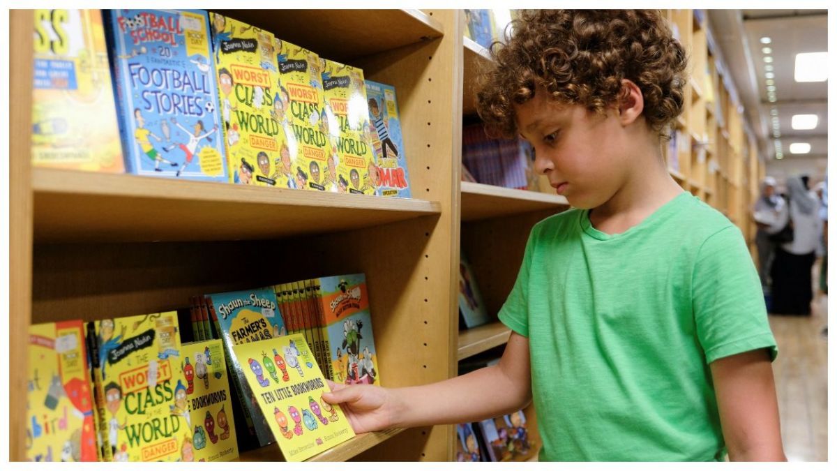 ليبيا.. مكتبة عائمة ترسو في بنغازي وتجذب الآلاف من محبي الكتب