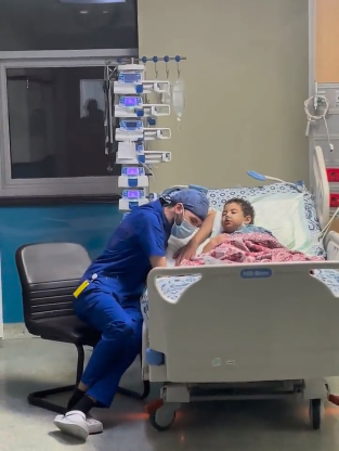 ممرض مصري يخطف القلوب بموقف إنساني مع طفلة مريضة بالسرطان