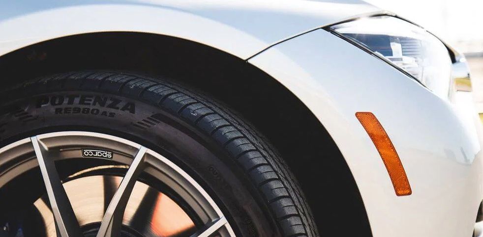 كيف يؤثر تكبير حجم الإطارات على آداء وسرعة السيارة