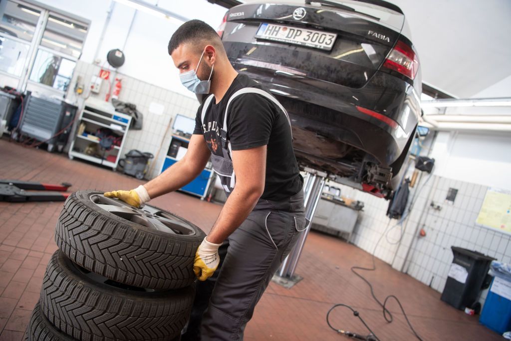 كيف يؤثر تكبير حجم الإطارات على آداء وسرعة السيارة