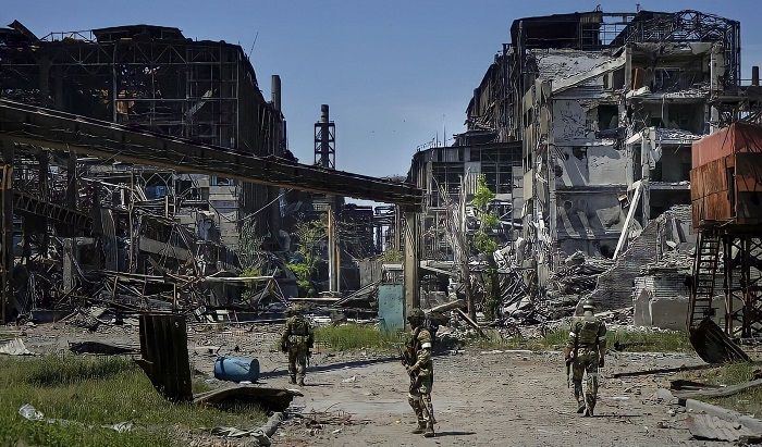 روسيا تنقل آلاف المدنيين الأوكرانيين "قسراً" إلى أراضيها وأماكن سيطرتها.. جرائم حرب مستمرة