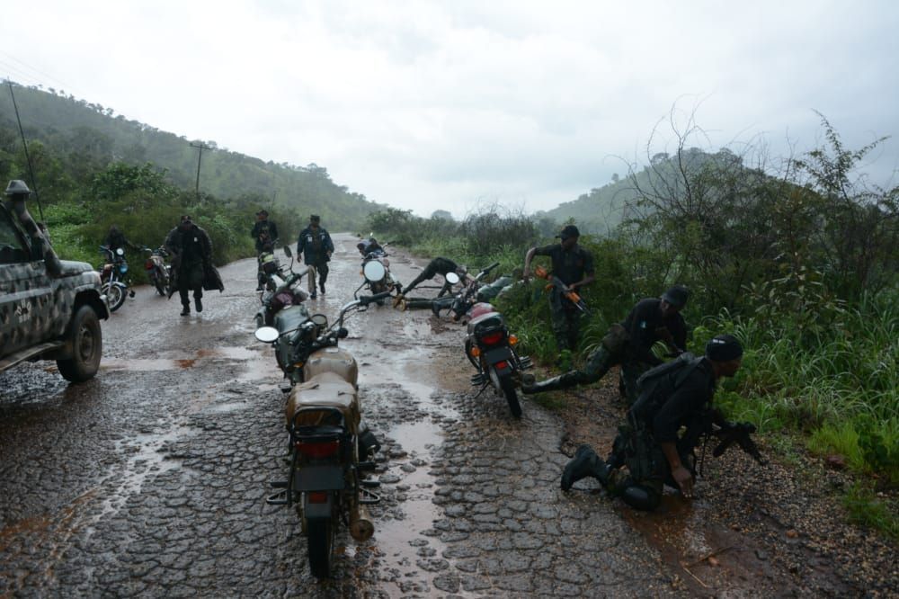 الجيش النيجيري يحيد عنصرا ويقبض على آخرين من عصابات قطع الطريق 2 الجيش النيجيري يحيد عنصرا ويقبض على آخرين من عصابات قطع الطريق