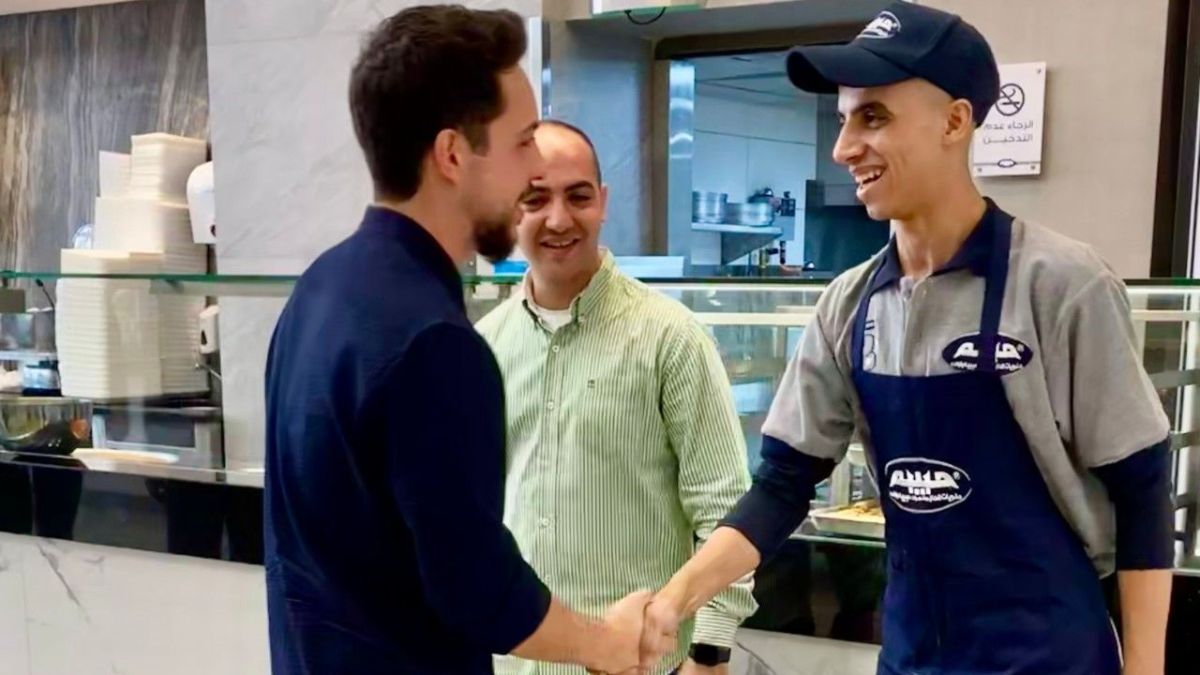 ولي العهد الأردني يهنئ عامل حلويات أيوب تايه بتفوقه في الثانوية العامة