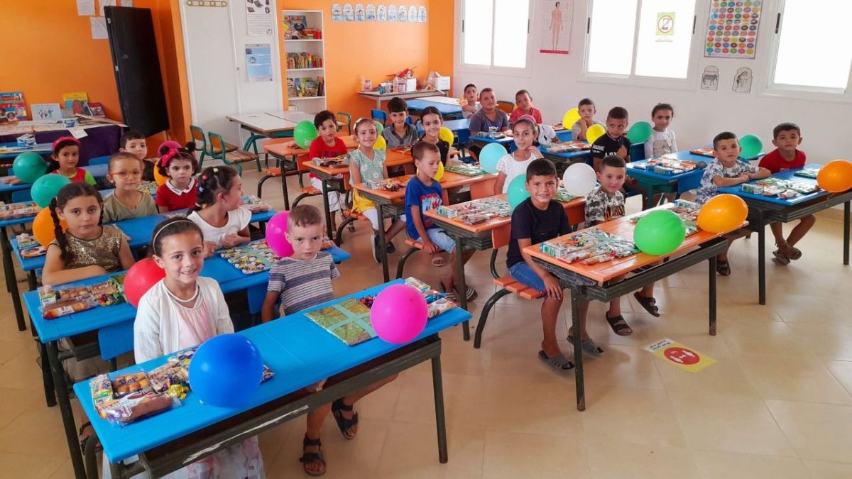 تزامناً مع العودة المدرسية.. أستاذ يخصص استقبالاً مميزاً لتلاميذه بالمغرب 1 تزامناً مع العودة المدرسية.. أستاذ يخصص استقبالاً مميزاً لتلاميذه بالمغرب