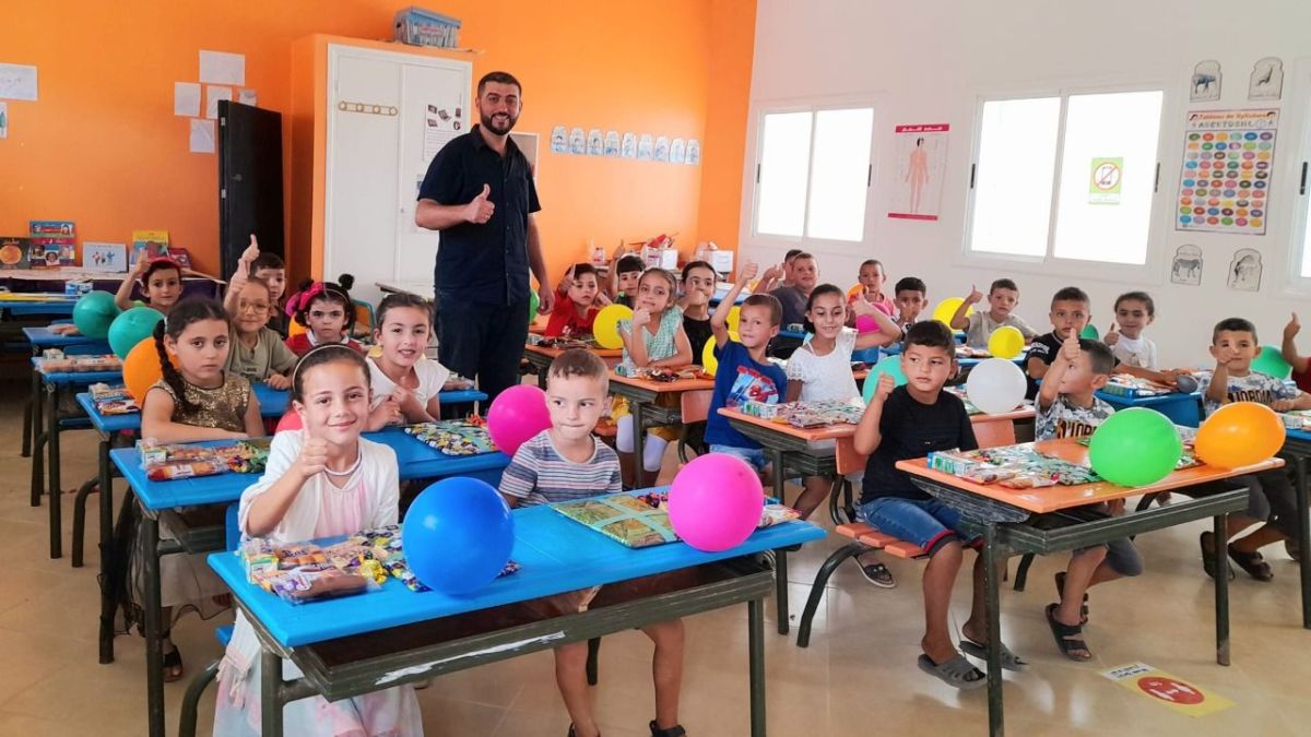 تزامناً مع العودة المدرسية.. أستاذ يخصص استقبالاً مميزاً لتلاميذه بالمغرب 2 تزامناً مع العودة المدرسية.. أستاذ يخصص استقبالاً مميزاً لتلاميذه بالمغرب