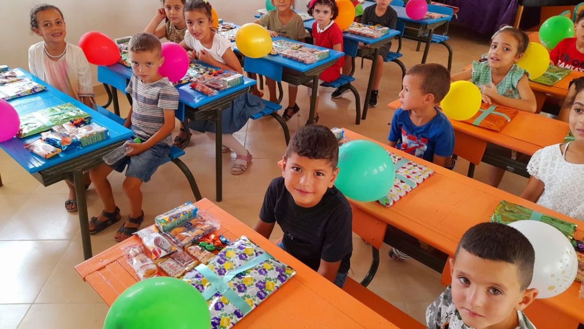 تزامناً مع العودة المدرسية.. أستاذ يخصص استقبالاً مميزاً لتلاميذه بالمغرب 3 تزامناً مع العودة المدرسية.. أستاذ يخصص استقبالاً مميزاً لتلاميذه بالمغرب