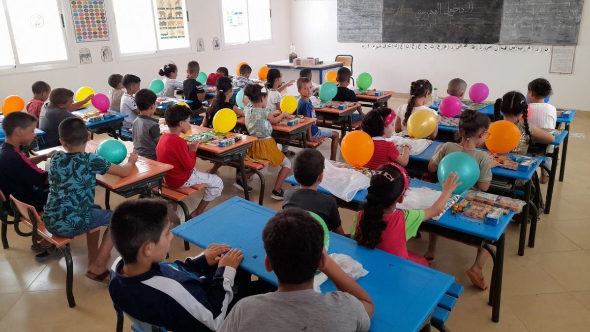 تزامناً مع العودة المدرسية.. أستاذ يخصص استقبالاً مميزاً لتلاميذه بالمغرب 4 تزامناً مع العودة المدرسية.. أستاذ يخصص استقبالاً مميزاً لتلاميذه بالمغرب