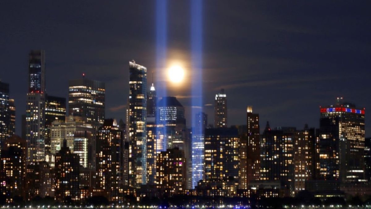 أمريكيون يحيون ذكرى هجمات 11 سبتمبر وسط أجواء من الحزن 3 أمريكيون يحيون ذكرى هجمات 11 سبتمبر وسط أجواء من الحزن