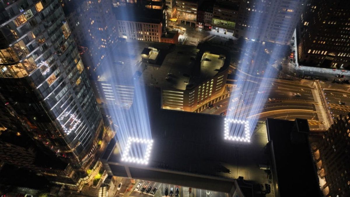 أمريكيون يحيون ذكرى هجمات 11 سبتمبر وسط أجواء من الحزن 10 أمريكيون يحيون ذكرى هجمات 11 سبتمبر وسط أجواء من الحزن