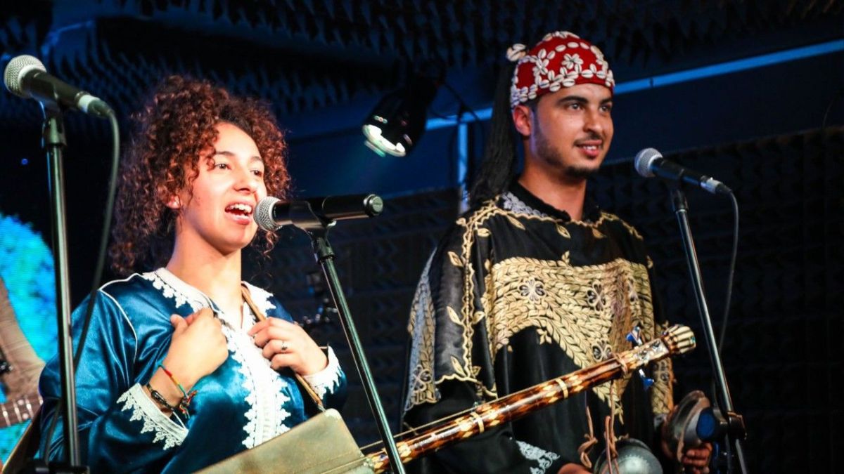 هند النعيرة.. شابة تألقت في أداء عروض فن "كناوة" في المغرب