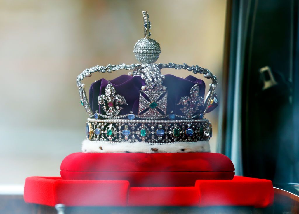 بعد رحيل الملكة إليزابيث.. لمن ستذهب فساتينها الملونة ومجوهراتها الثمينة؟