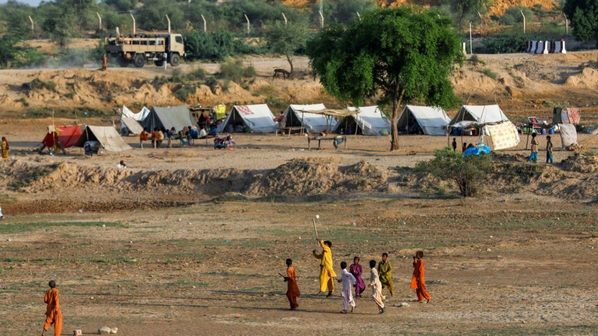 بعد الفيضانات المدمرة.. باكستانيون يضطرون للاستحمام بالمياه الراكدة