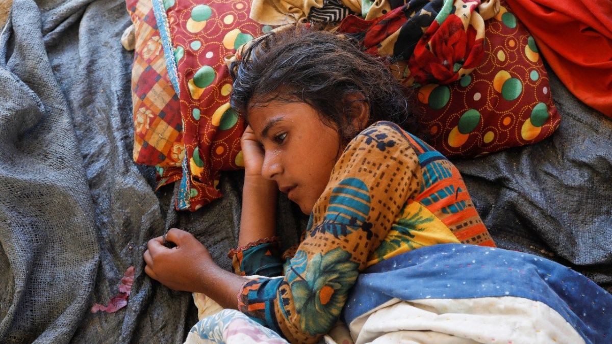 بعد الفيضانات المدمرة.. باكستانيون يضطرون للاستحمام بالمياه الراكدة