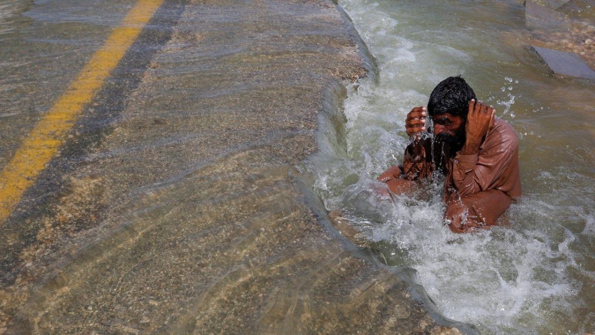 بعد الفيضانات المدمرة.. باكستانيون يضطرون للاستحمام بالمياه الراكدة