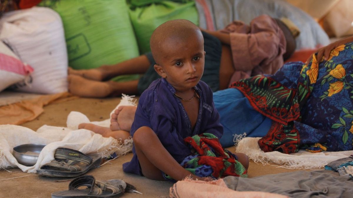 بعد الفيضانات المدمرة.. باكستانيون يضطرون للاستحمام بالمياه الراكدة