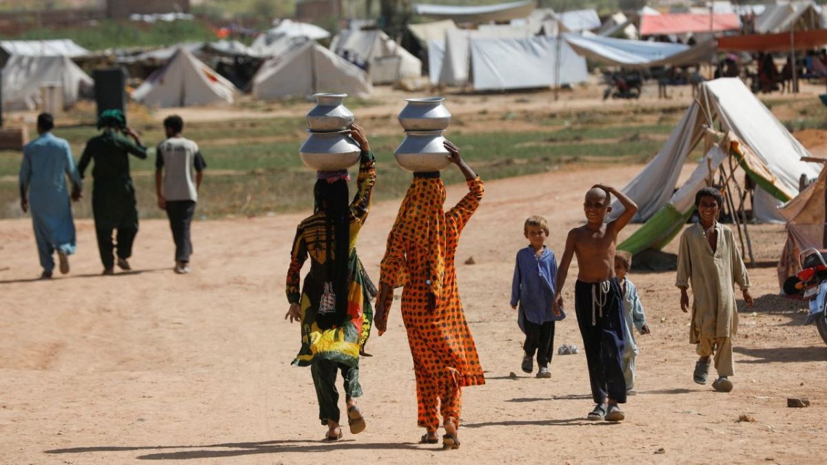 بعد الفيضانات المدمرة.. باكستانيون يضطرون للاستحمام بالمياه الراكدة