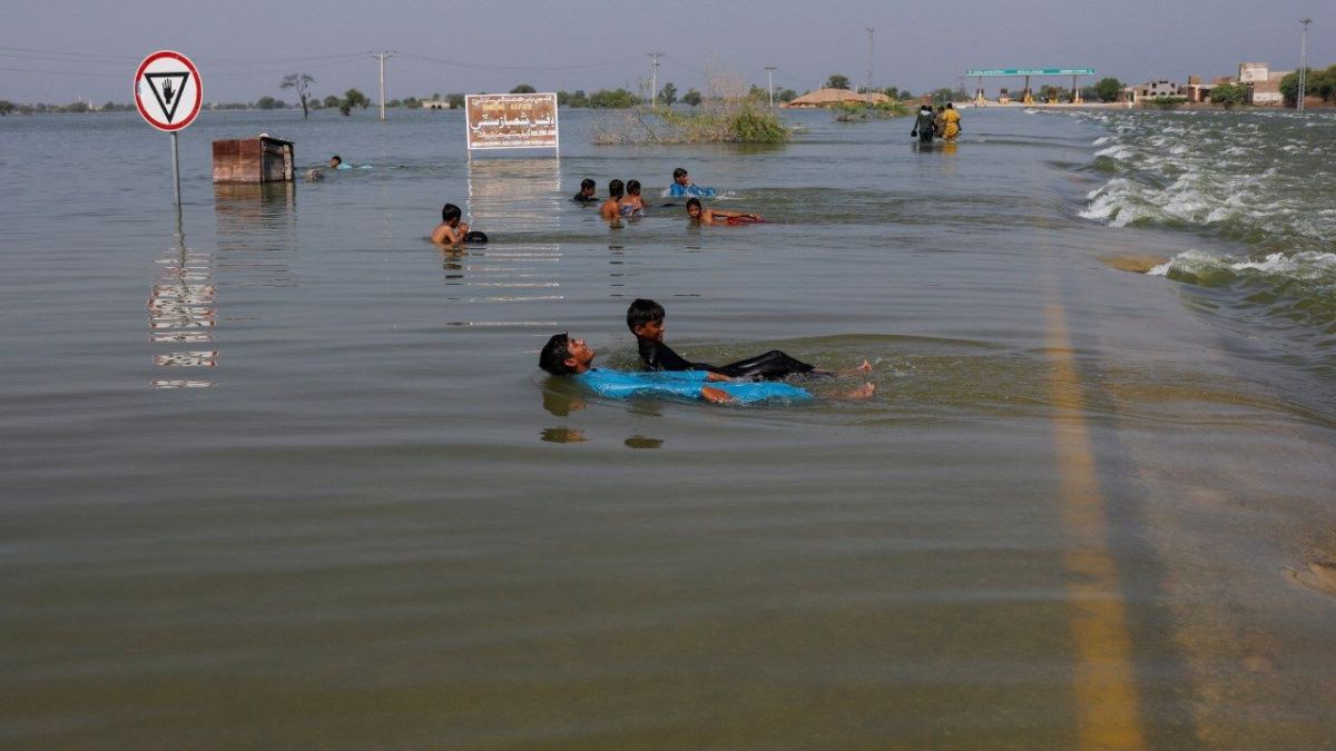 بسبب الفيضانات..سكان باكستان ينامون في العراء