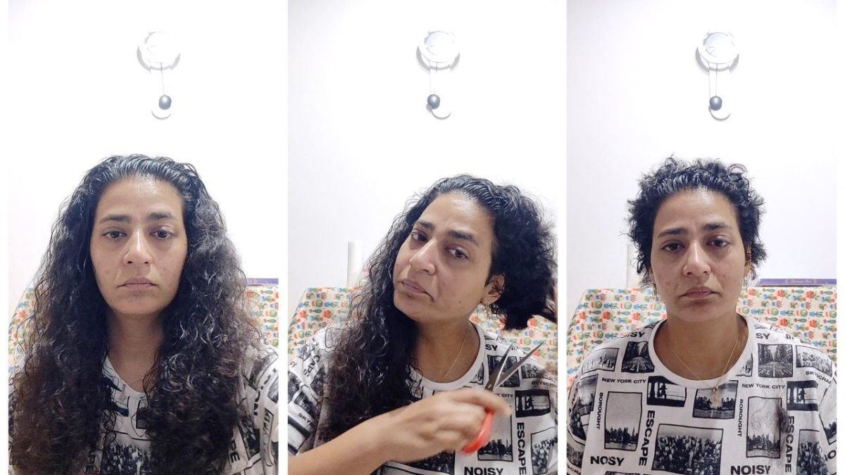 احتجاجاً على مقتل مهسا أميني.. إمرأة تقص شعرها الطويل في إيطاليا 1 احتجاجاً على مقتل مهسا أميني.. إمرأة تقص شعرها الطويل في إيطاليا