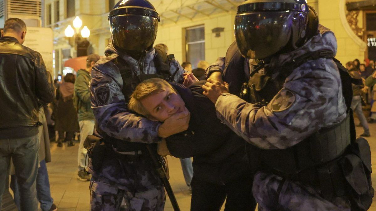 متظاهر من روسيا: الجميع خائفون.. أنا أؤيد السلام ولا أريد أن أُرغم على إطلاق النار