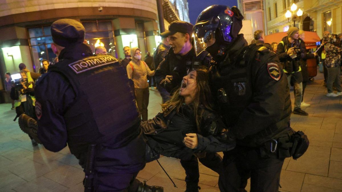 متظاهر من روسيا: الجميع خائفون.. أنا أؤيد السلام ولا أريد أن أُرغم على إطلاق النار