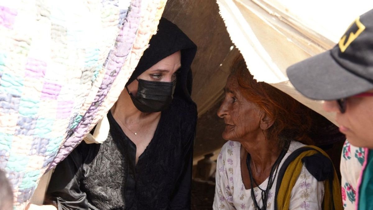 باكستان.. أنجيلينا جولي تدعو إلى زيادة المساعدات لمتضرري الفيضانات 2 باكستان.. أنجيلينا جولي تدعو إلى زيادة المساعدات لمتضرري الفيضانات