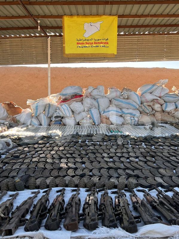 صواريخ محمولة على الكتف وكميات هائلة من الأسلحة والذخائر.. إحباط عملية ضخمة لداعش قرب مخيم الهول 3 صواريخ محمولة على الكتف وكميات هائلة من الأسلحة والذخائر.. إحباط عملية ضخمة لداعش قرب مخيم الهول