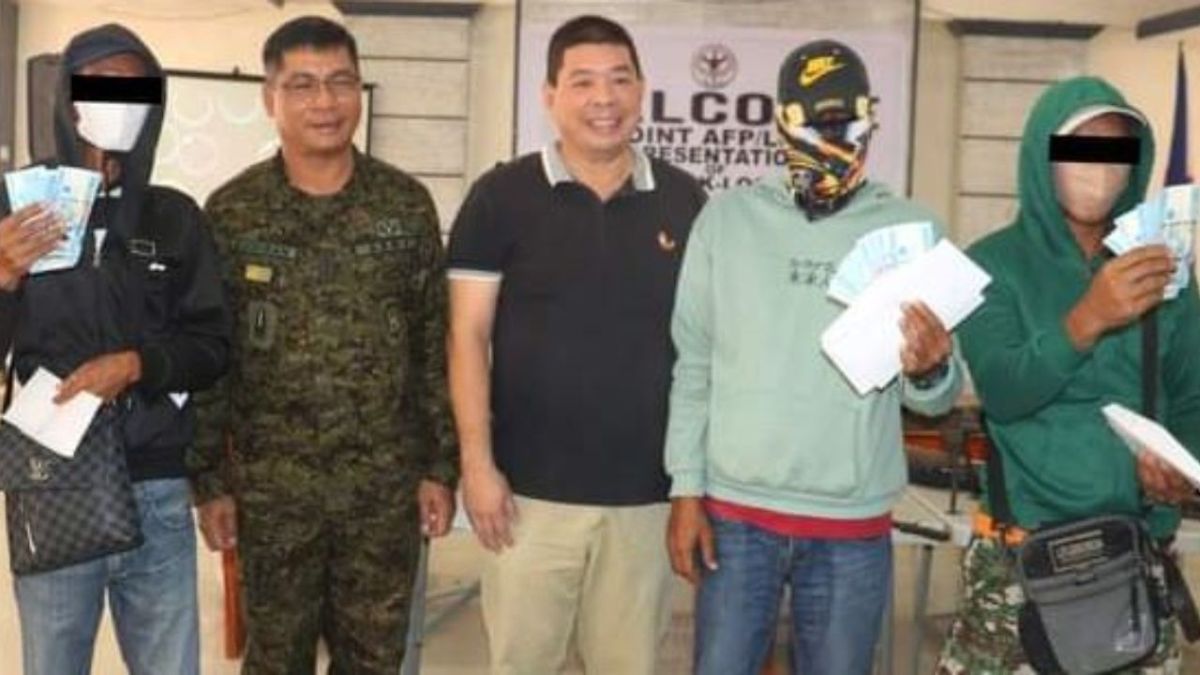 الجيش الفلبيني يُعلن استسلام 8 أعضاء من جماعة بانغسامورو الإرهابية 1 الجيش الفلبيني يُعلن تسليم 8 أعضاء من جماعة بانغسامورو الإرهابية