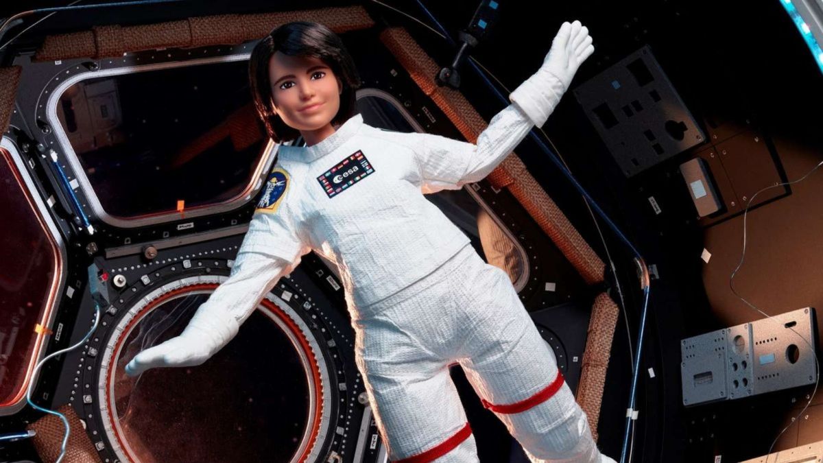 رائدة فضاء مع دمية باربي تشبهها تعلم الفتيات عن علوم المدار