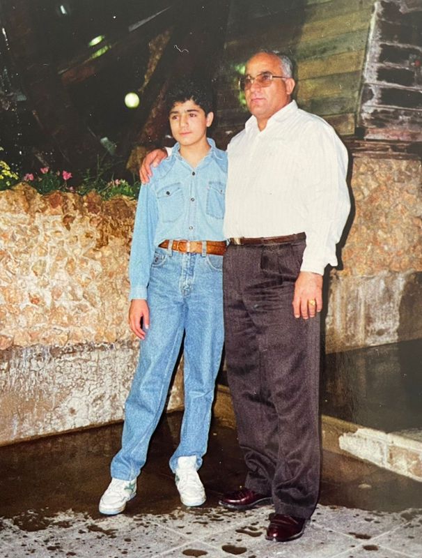 "النظام الإيراني دمّر حياتي".. تعرّفوا على قصة بيجي كرامي التي قتلوا والدها وشقيقها