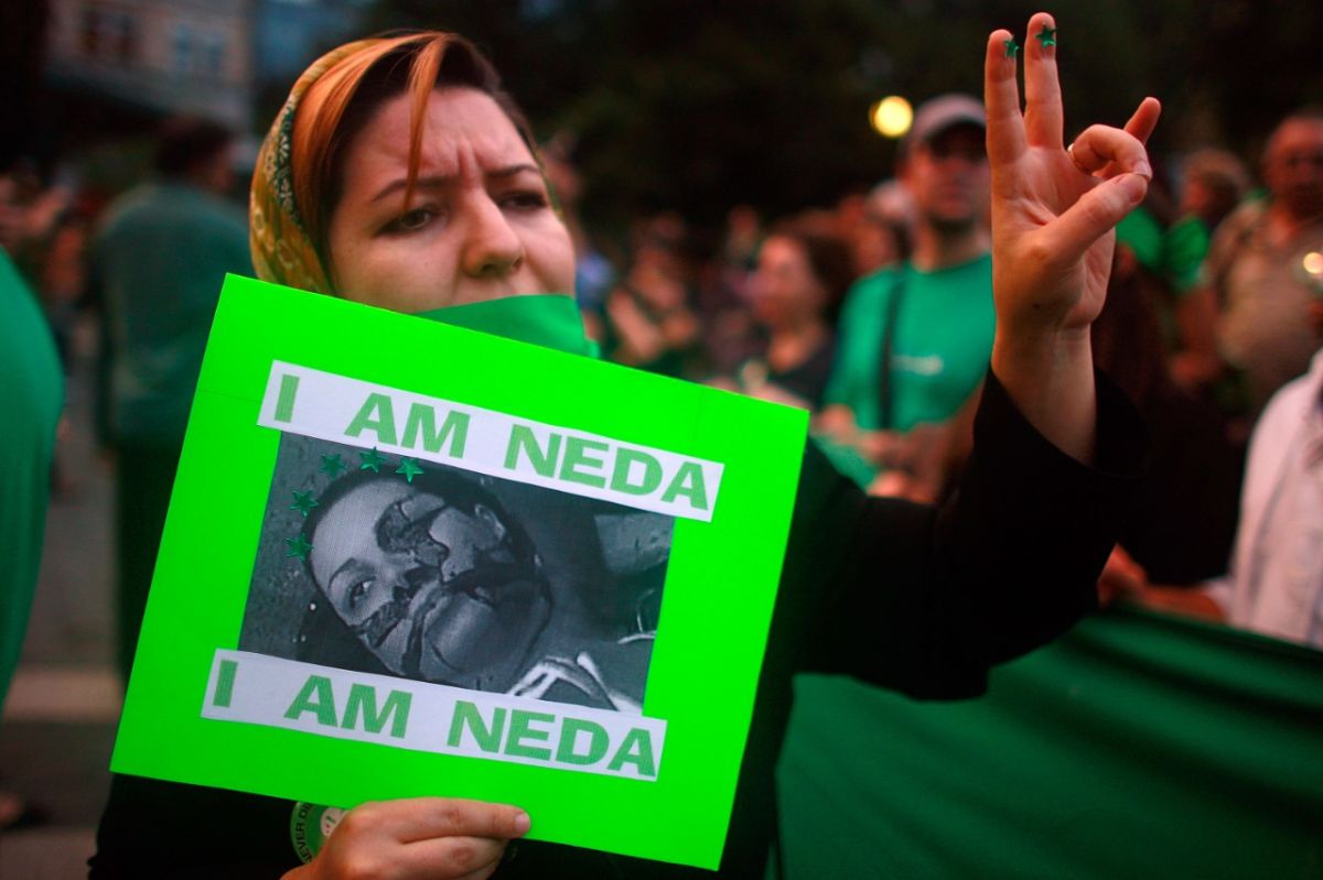 "النظام الإيراني دمّر حياتي".. تعرّفوا على قصة بيجي كرامي التي قتلوا والدها وشقيقها