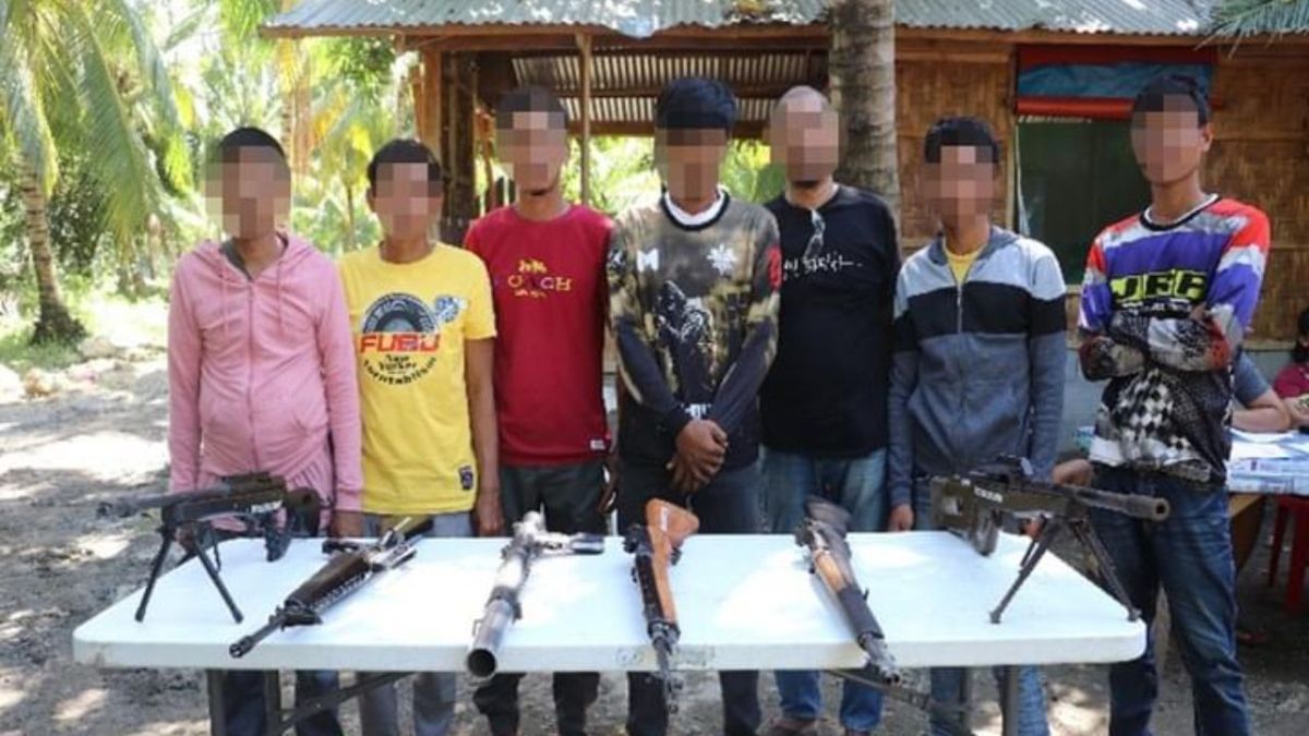 استسلام قيادي و6 عناصر من جماعة إرهابية للجيش الفلبيني