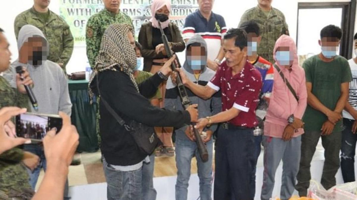 استسلام قيادي و6 عناصر من جماعة إرهابية للجيش الفلبيني