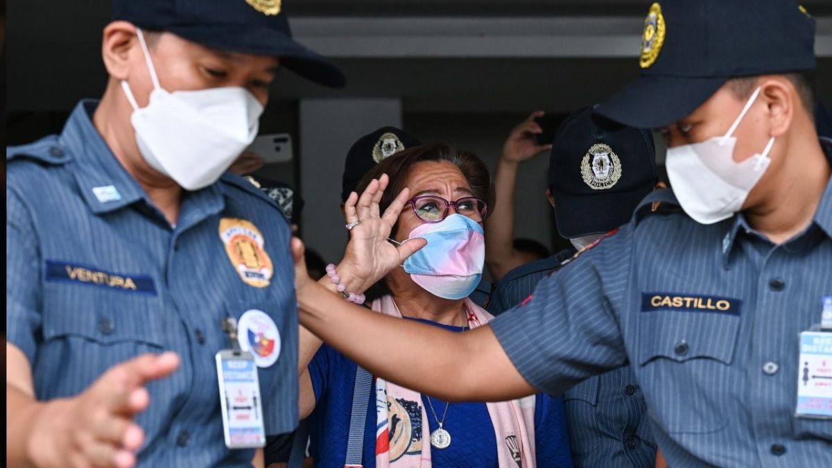 الشرطة الفلبينية تقضي على 3 عناصر من داعش بعد احتجازهم سناتور سابقة رهينة في السجن 4 الشرطة الفلبينية تقضي على 3 عناصر من داعش بعد احتجازهم سناتور سابقة رهينة في السجن