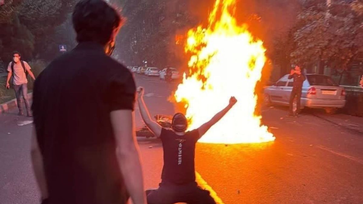 انتفاضة إيران.. تظاهرات واحتجاجات في 10 مدن تُجهض محاولات "التعتيم" من النظام