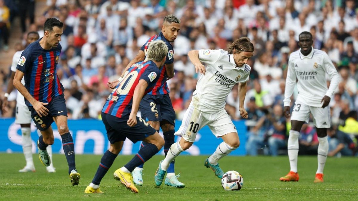 هذا هو رد فعل تشافي بعد هزيمة برشلونة من ريال مدريد 3 هذا هو رد فعل تشافي بعد هزيمة برشلونة من ريال مدريد