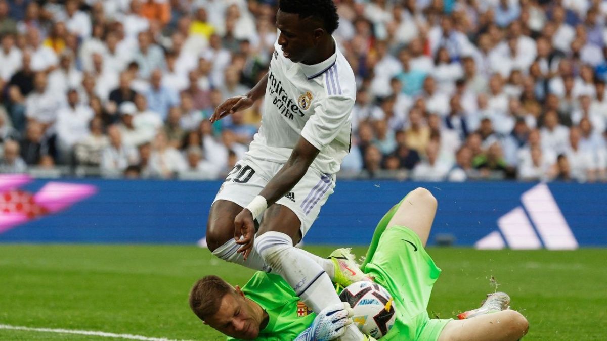 هذا هو رد فعل تشافي بعد هزيمة برشلونة من ريال مدريد 4 هذا هو رد فعل تشافي بعد هزيمة برشلونة من ريال مدريد