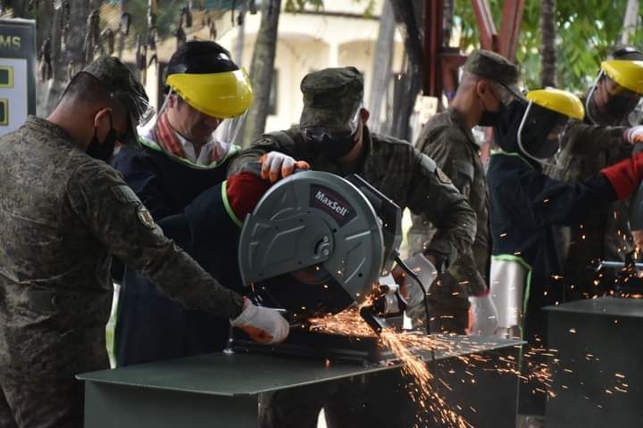 تدمير 436 قطعة سلاح ناري كانت بحوزة إرهابيين في الفلبين 2 أفراد الجيش يقطعون إحدى البندقيات النارية في معسكر الجنرال أرتورو إنريل في مدينة زامبوانجا، 18 أكتوبر، 2022