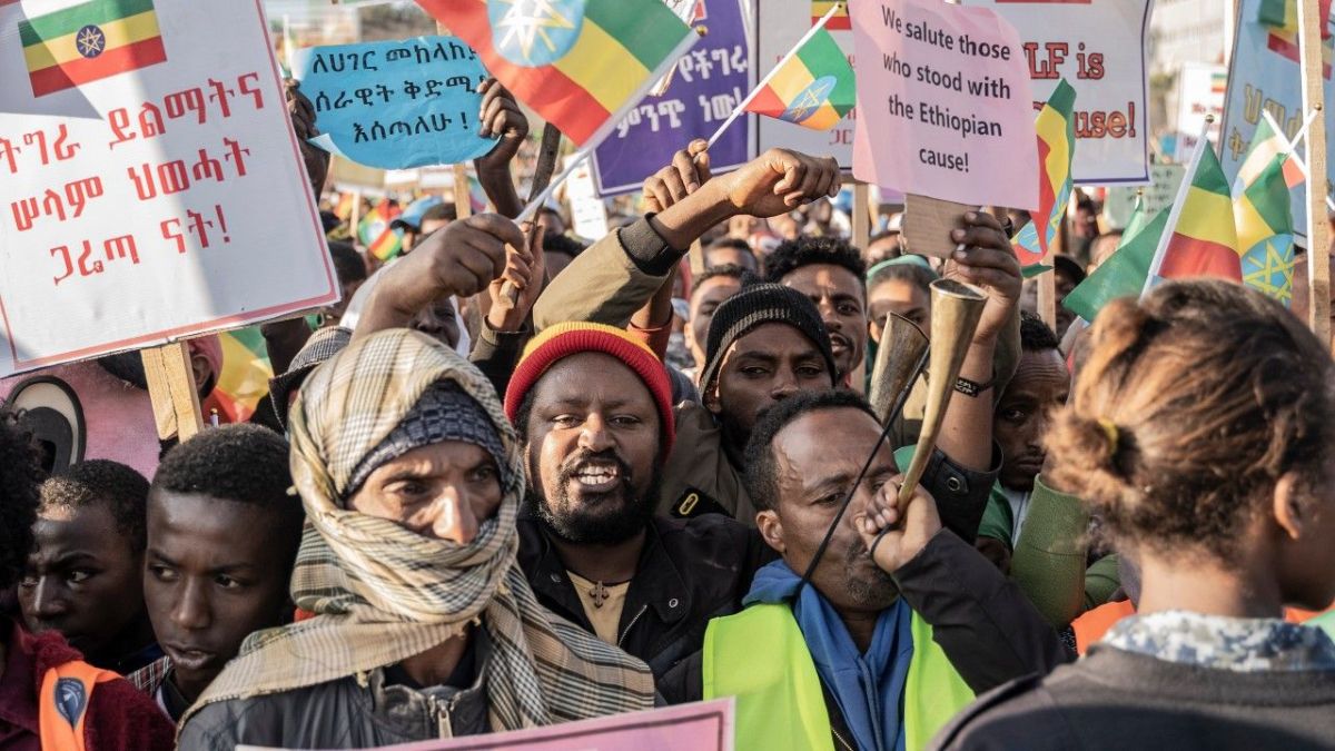 إثيوبيا: الآلاف يتظاهرون قبيل بدء محادثات السلام في جنوب إفريقيا بين الأطراف المتحاربة 4 إثيوبيا