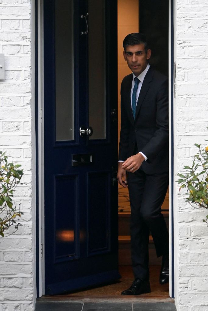 جونسون "يفتح الباب" ليدخل ريشي سوناك إلى "10 دواننغ ستريت" 2 جونسون "يفتح الباب" ليدخل ريشي سوناك إلى "10 دواننغ ستريت"