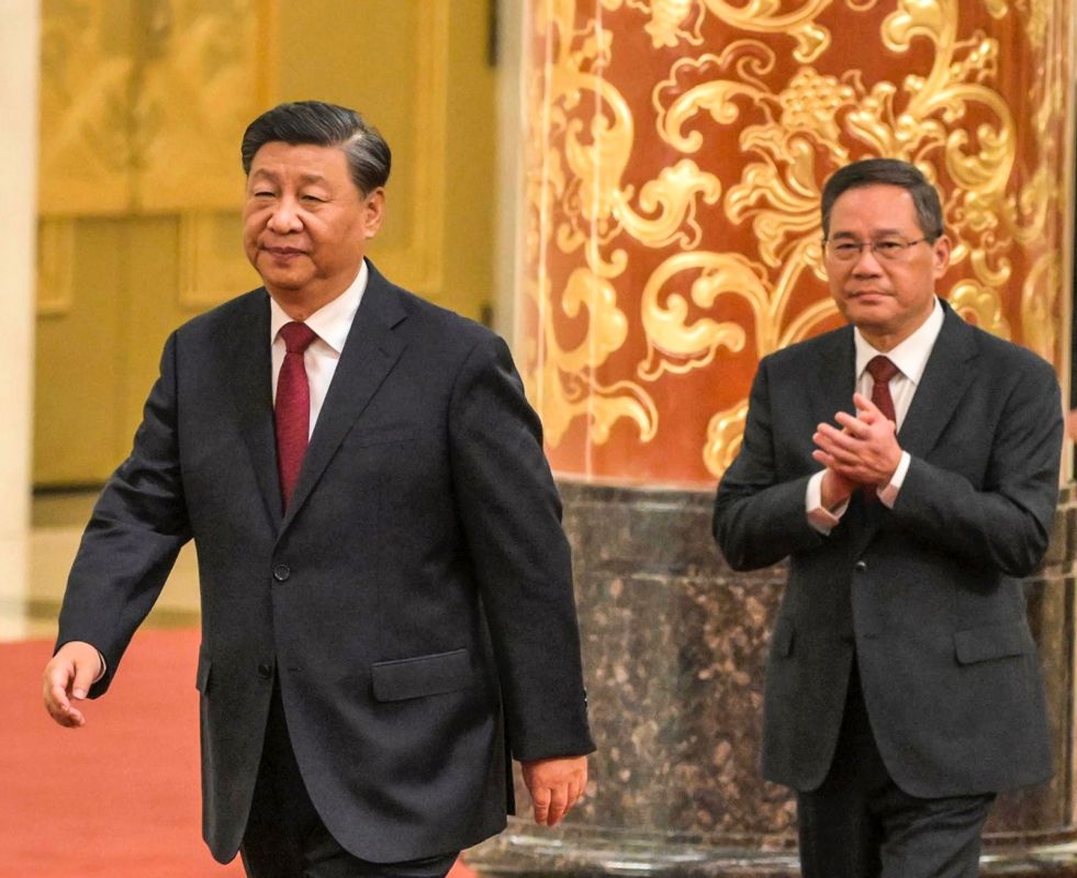 شي جين بينغ أغلق مذياع سلفه قبل طرده.. إليكم السبب الحقيقي لإذلاله الرئيس السابق 2 شي جين بينغ أغلق مذياع سلفه قبل طرده.. إليكم السبب الحقيقي لإذلاله الرئيس السابق