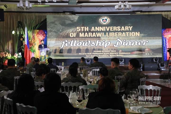 القادة العسكريون الفلبينيون يحتفلون بالذكرى الـ 5 لتحرير ماراوي
