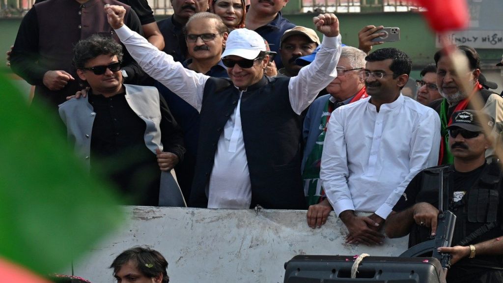 محاولة اغتيال عمران خان.. من هو رئيس وزراء باكستان السابق؟