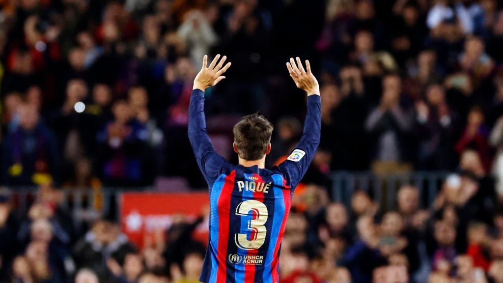 التحية الأخيرة من بيكيه لجمهور برشلونة من داخل ملعب كامب نو بعد إعلان اعتزاله رسمياً (رويترز)
