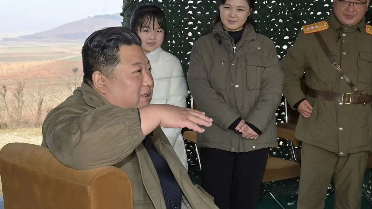 أول ظهور علني لابنة زعيم كوريا الشمالية خلال تجربة صاروخ باليستي 2 أول ظهور علني لابنة زعيم كوريا الشمالية خلال تجربة صاروخ باليستي