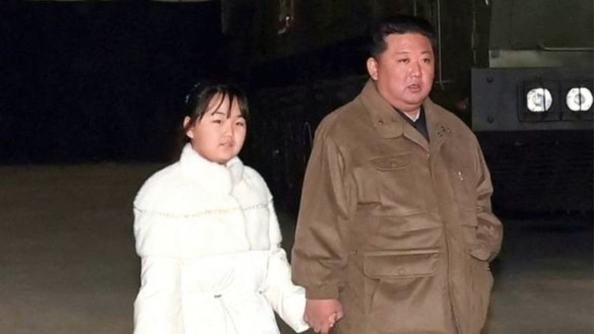 أول ظهور علني لابنة زعيم كوريا الشمالية خلال تجربة صاروخ باليستي 1 أول ظهور علني لابنة زعيم كوريا الشمالية خلال تجربة صاروخ باليستي
