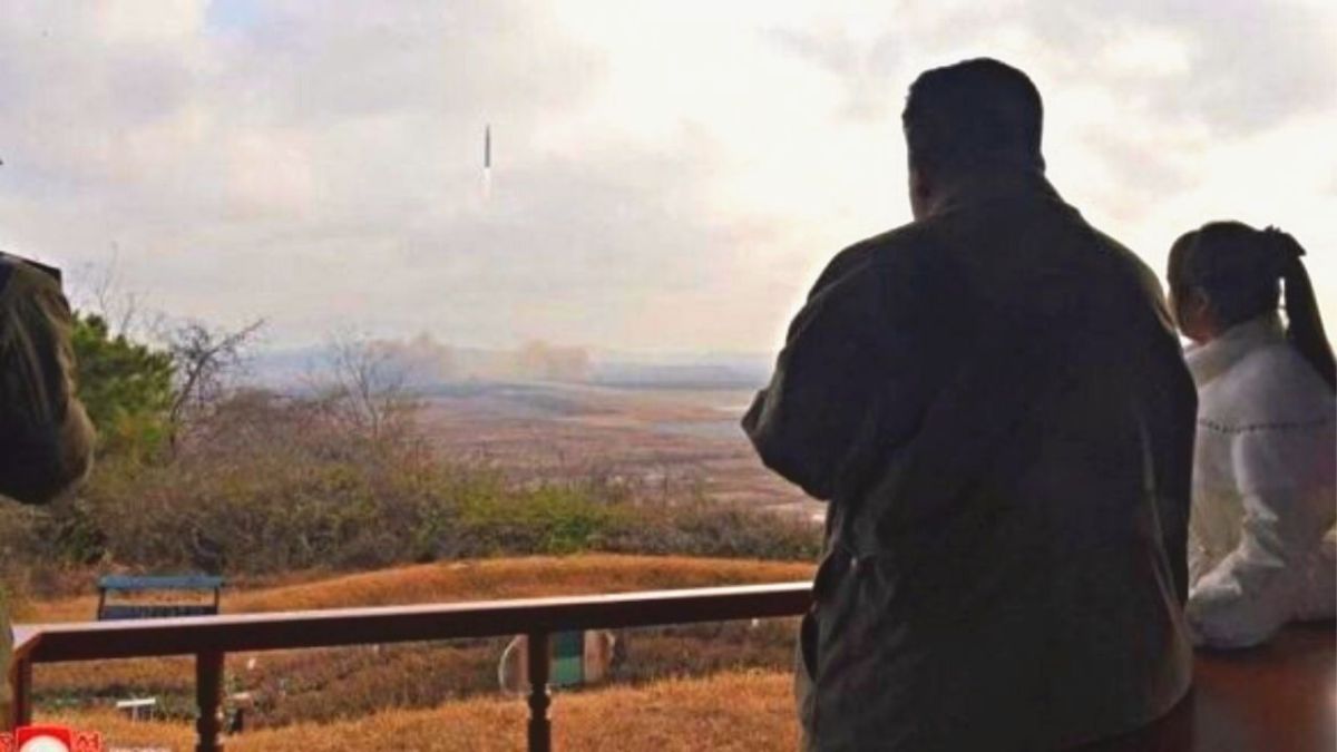 أول ظهور علني لابنة زعيم كوريا الشمالية خلال تجربة صاروخ باليستي 3 أول ظهور علني لابنة زعيم كوريا الشمالية خلال تجربة صاروخ باليستي