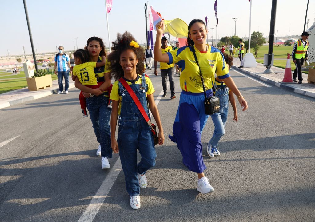 توافد الجماهير إلى ستاد البيت استعداداً لانطلاق كأس العالم (صور)