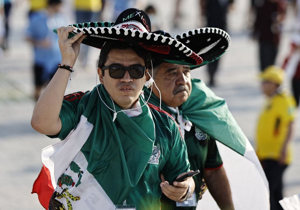 توافد الجماهير إلى ستاد البيت استعداداً لانطلاق كأس العالم (صور)